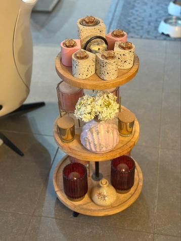 Etagère. beschikbaar voor biedingen