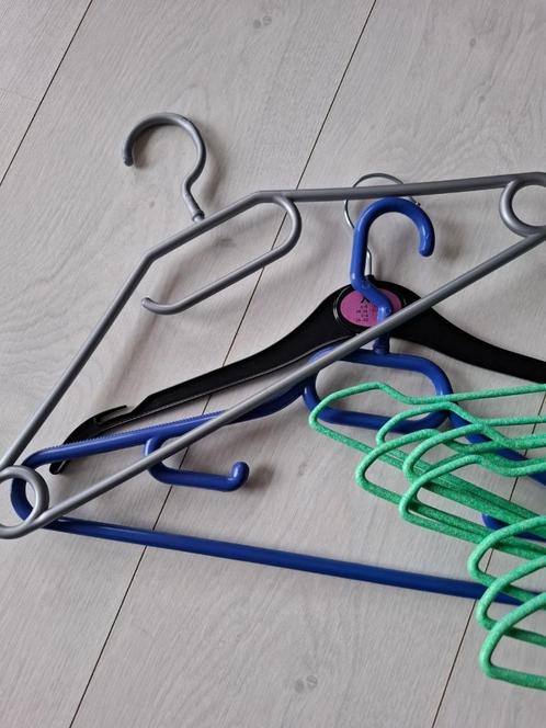12 cintres / kapstokken / hangers, Huis en Inrichting, Overige Huis en Inrichting, Gebruikt, Ophalen