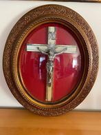 Kruisbeeld achter bol glas, 19e eeuw., Antiek en Kunst, Antiek | Religieuze voorwerpen, Ophalen of Verzenden