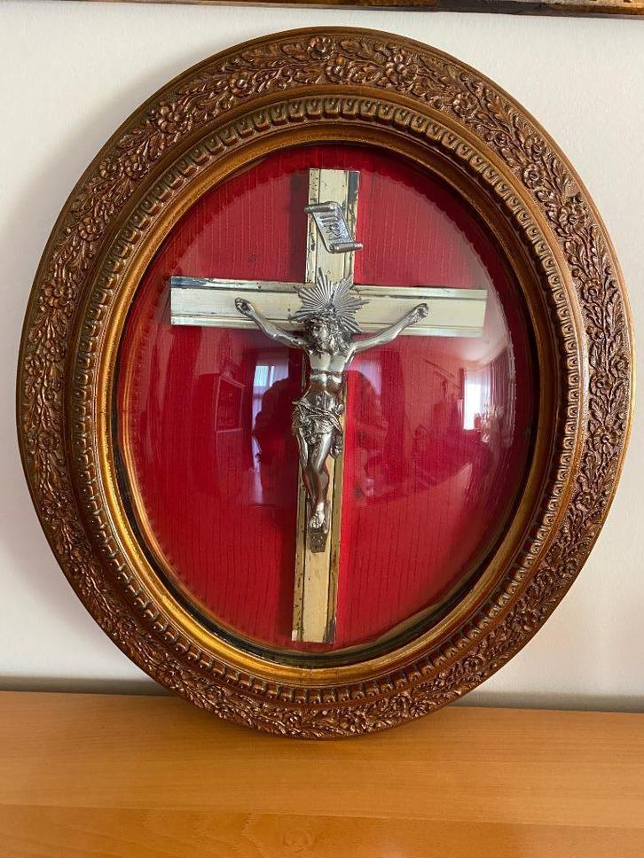 Kruisbeeld achter bol glas, 19e eeuw., Antiek en Kunst, Antiek | Religieuze voorwerpen, Ophalen of Verzenden