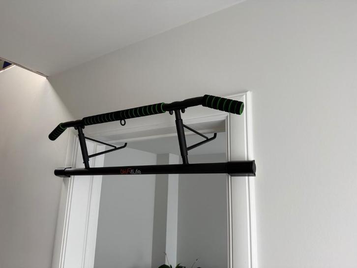 Pull-up bar / Optrekstang voor deurkozijn (nieuw!), Sport en Fitness, Fitnessmaterialen, Nieuw, Oprekstang, Ophalen