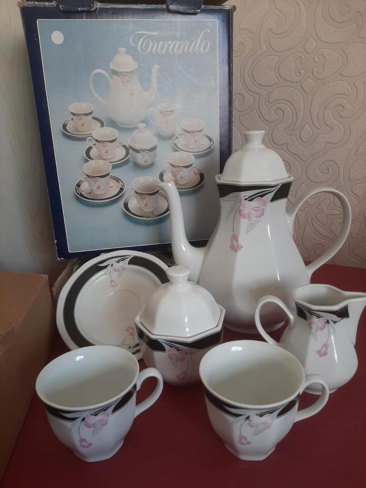 Koffieservies "Turando" porselein compleet nieuw  in doos, Antiek en Kunst, Antiek | Servies compleet, Ophalen of Verzenden