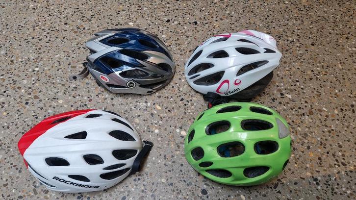 Set van 4 fietshelmen (2 volw., 2 kind.), Vélos & Vélomoteurs, Accessoires vélo | Casques de vélo, Utilisé, Garçon ou Fille, Autres tailles