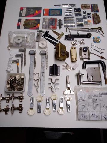 Sluitingen, scharnieren, handgrepen, sloten... verkoop in ba beschikbaar voor biedingen