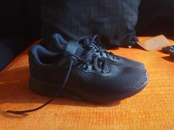 Nieuwe zwarte schoenen Nike beschikbaar voor biedingen