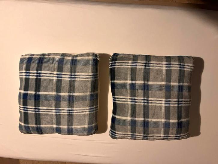 Twee zitkussens met fluwelen zijde en synthetische wol zijde, Huis en Inrichting, Woonaccessoires | Kussens, Nieuw, Blauw, Vierkant
