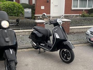 Vespa GTS 300 Super HPE 2022 Noir Lucide disponible aux enchères