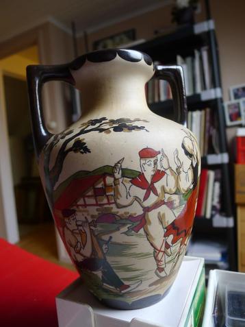 Baskische aardewerken vaas beschikbaar voor biedingen