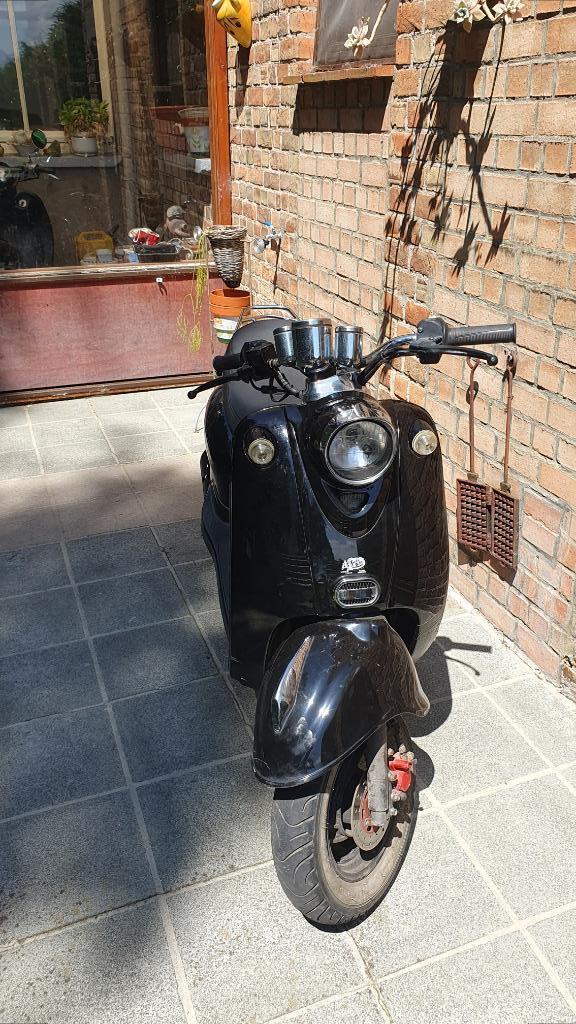 Venesi scooter klasse A, Fietsen en Brommers, Scooters | Overige merken, Gebruikt, Klasse A (25 km/u), Benzine, Ophalen