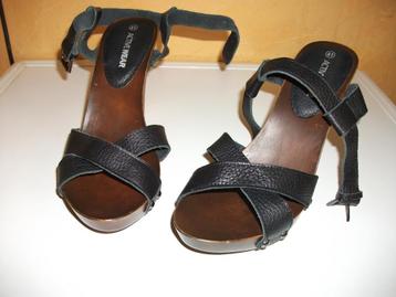 LERDEN SANDALEN MET HAK beschikbaar voor biedingen