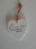 decoratiehartje / hout / tekst / wit, Huis en Inrichting, Woonaccessoires | Tekstborden en Spreuken, Ophalen, Zo goed als nieuw
