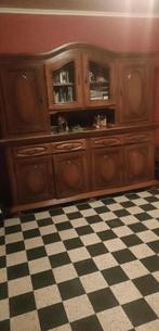 Kast en tafel met stoelen, Ophalen