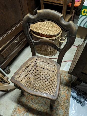 2 antieke stoelen die gerestaureerd moeten worden