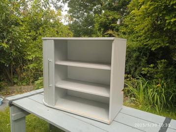 Roldeur kast met zowel hor. als vert. te plaatsen planken beschikbaar voor biedingen