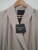 Bitte Kai Rand - Design beige regenjas - Nieuw!, Kleding | Dames, Beige, Maat 42/44 (L), Nieuw, Ophalen of Verzenden