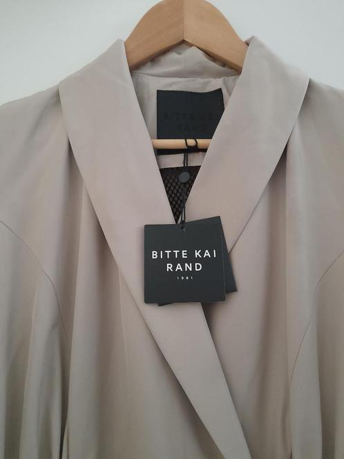 Bitte Kai Rand - Design beige regenjas - Nieuw!, Kleding | Dames, Jassen | Zomer, Nieuw, Maat 42/44 (L), Beige, Ophalen of Verzenden