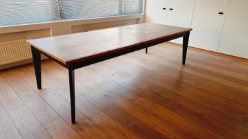 Seventies model design grote tafel beschikbaar voor biedingen