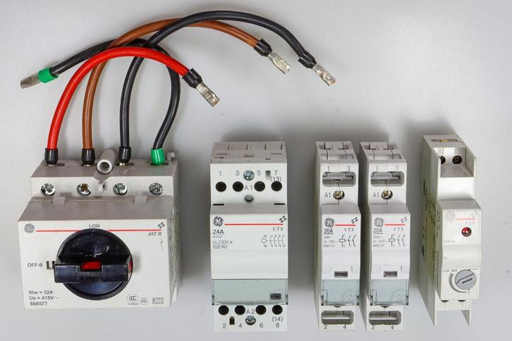 Lot diverse schakelaars contactoren voor elektriciteitskast, Doe-het-zelf en Bouw, Elektriciteit en Kabels, Gebruikt, Schakelaar
