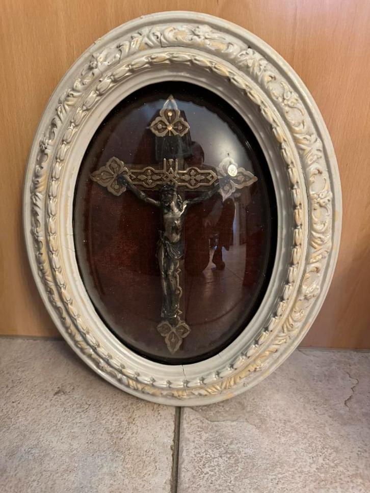 Antiek Crucifix in Ovale 'Bulle' Lijst, Antiek en Kunst, Antiek | Religieuze voorwerpen, Ophalen