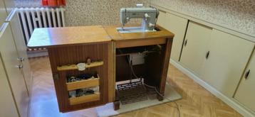 Vintage Pfaff 260 naaimachine met originele houten kast beschikbaar voor biedingen