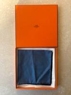 Vintage Hermès Paris zijden pochet – motif “Abeille”, Enlèvement ou Envoi, Neuf, Bleu, Autres marques