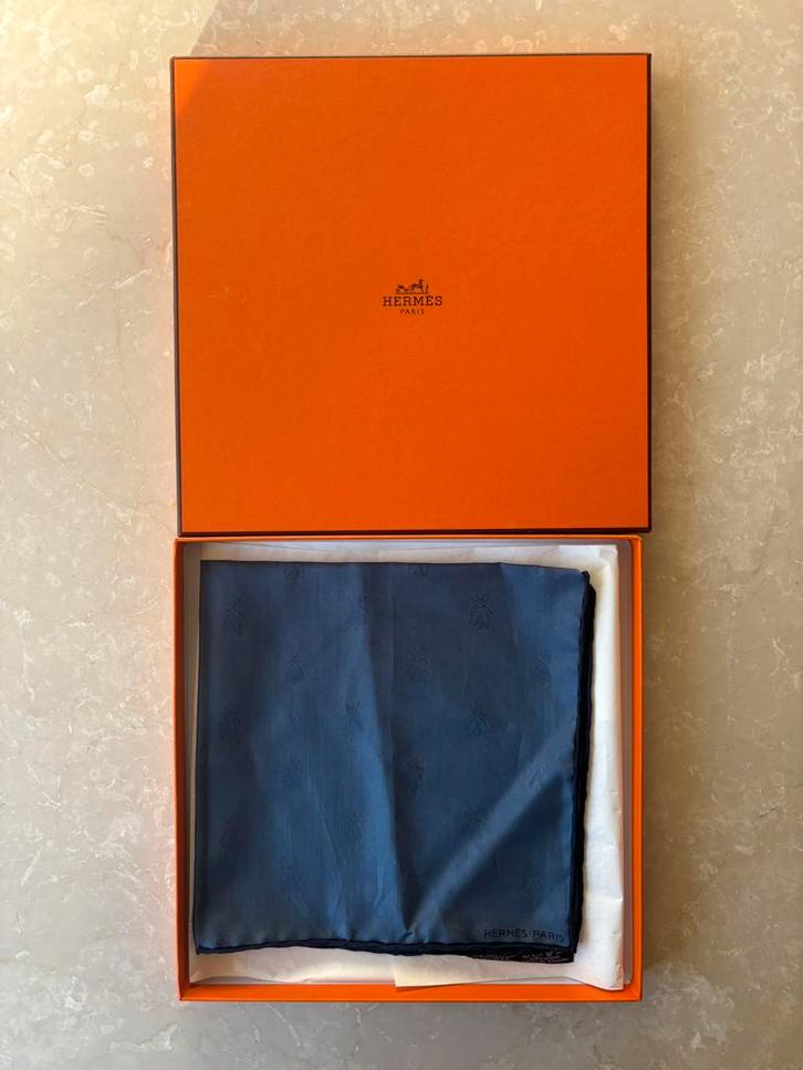 Vintage Hermès Paris zijden pochet – motif “Abeille”, Handtassen en Accessoires, Portemonnees, Nieuw, Overige merken, Blauw, Ophalen of Verzenden