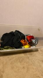 Bak met oude verkleed kleren in, Kinderen en Baby's, Carnavalskleding en Verkleedspullen, Ophalen of Verzenden, Zo goed als nieuw