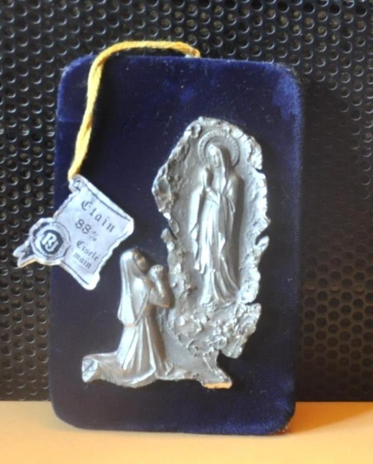 decoration  sur velours bleu grotte de lourdes etain, Antiek en Kunst, Antiek | Religieuze voorwerpen, Ophalen of Verzenden