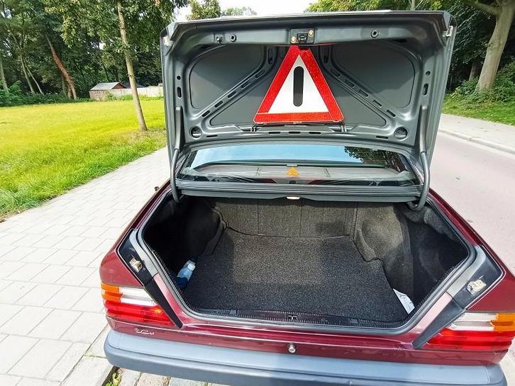 MERCEDES W124  E200 1989, Auto's, Mercedes-Benz, Particulier, E-Klasse, Benzine, Berline, 4 deurs, Handgeschakeld, Rood, Overige kleuren
