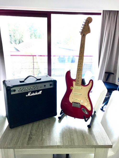 Fender Squier Strat "Standard" + Marshall versterker, Musique & Instruments, Instruments à corde | Guitares | Électriques, Comme neuf