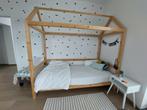 houten bed in vorm van een huisje met lattenbodem, Kinderen en Baby's, Kinderkamer | Stapelbedden en Hoogslapers, Zo goed als nieuw
