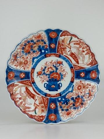 Antieke grote Imari schotel beschikbaar voor biedingen