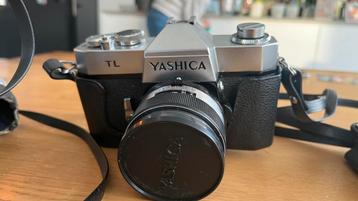Yashica reflexcamera met gewone en telelens beschikbaar voor biedingen