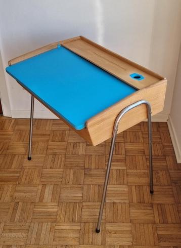 Retro bureau of lessenaar in hout t.v.v. Kinderkankerfonds beschikbaar voor biedingen