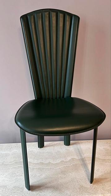 Chaise en cuir vert par pièce