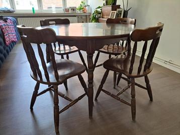 Tafel met 4 stoelen beschikbaar voor biedingen