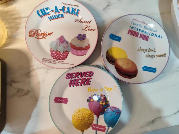 Vintage gourmetborden + veel kopjes, Huis en Inrichting, Keuken | Servies, Nieuw, Ophalen