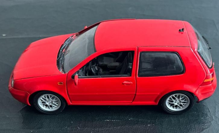 Revell VW Golf GTI 1997 (Schaal 1/18) rood, Hobby en Vrije tijd, Modelauto's | 1:18, Gebruikt, Auto, Revell, Ophalen of Verzenden