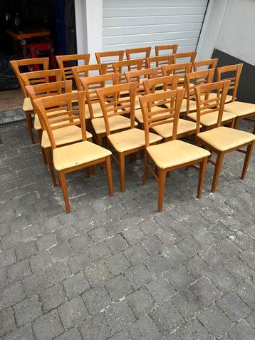 Partij Houten stoelen beschikbaar voor biedingen