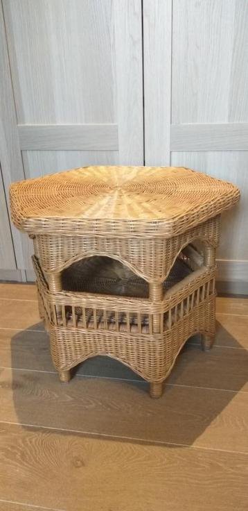Leuk retro bijzettafel in rotan, Huis en Inrichting, Tafels | Bijzettafels, Overige materialen, Gebruikt, 55 tot 75 cm, Overige vormen