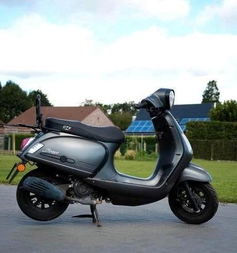 Gts bravo 2022 A klasse, Fietsen en Brommers, Scooters | Vespa, Nieuw, Vespa S, Klasse A (25 km/u), Benzine, Ophalen of Verzenden