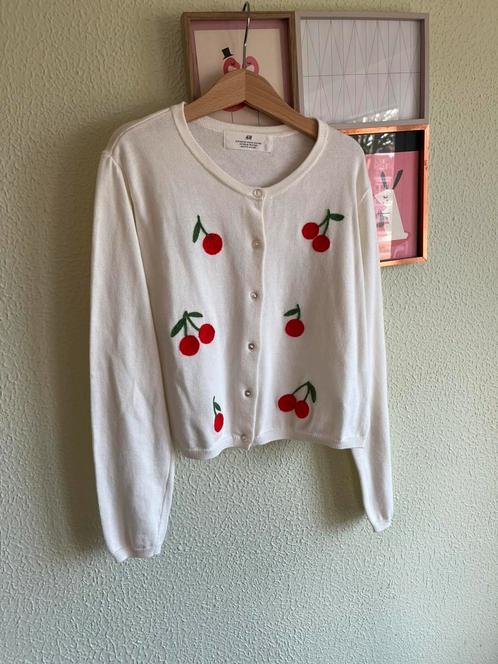 Nieuw: Witte trui knoopjes / kersen maat 134/140, Kinderen en Baby's, Kinderkleding | Maat 134, Nieuw, Ophalen of Verzenden