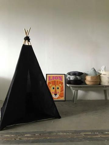 Zwarte tipi tent beschikbaar voor biedingen
