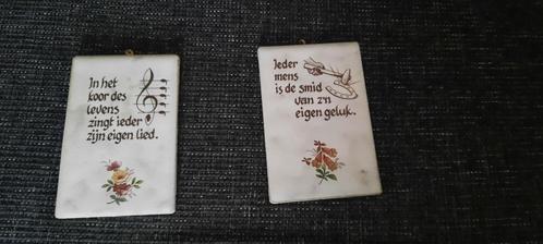 2 hangtegeltjes met spreuk (bankkaartformaat), Antiek en Kunst, Curiosa en Brocante, Ophalen of Verzenden