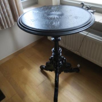 Rond tafeltje massief hout - gesculpteerd beschikbaar voor biedingen