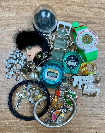 Set sieraden, armbanden, tassen, horloges beschikbaar voor biedingen