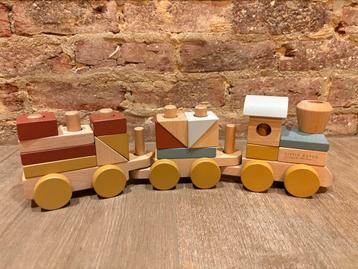 Houten trein met blokjes beschikbaar voor biedingen