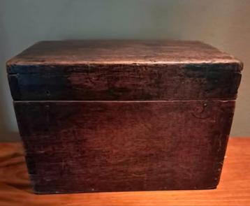 Antiek, houten kistje beschikbaar voor biedingen