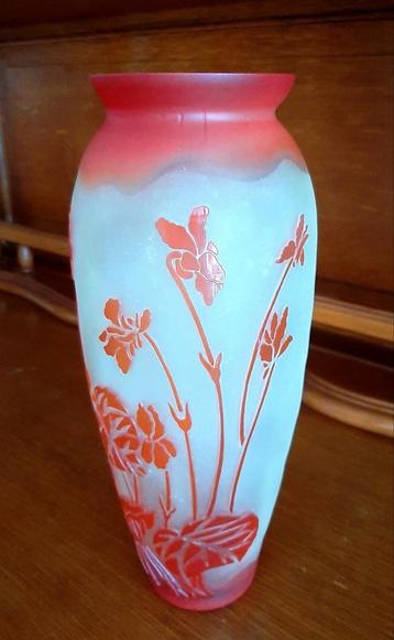 Art Nouveau zuurgeëtste glazen vaas met meerdere lagen  beschikbaar voor biedingen