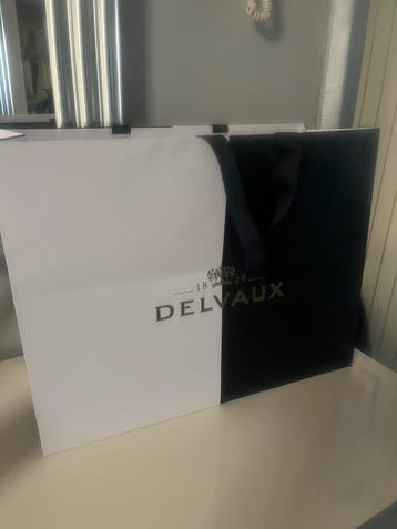 DELVAUX - Sac noir et Blanc cartonnés avec écriture doré  beschikbaar voor biedingen